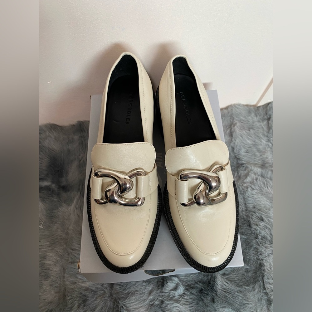 Aerosoles Elegant Cream mocasin with Silver Accent
